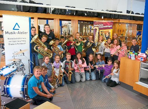 Die Kinder der Bläserklasse sind stolz und freuen sich über ihre neuen Instrumente. Foto: Stengele Foto: Schwarzwälder-Bote