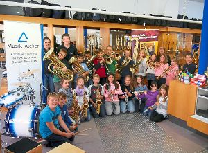 Die Kinder der Bläserklasse sind stolz und freuen sich über ihre neuen Instrumente. Foto: Stengele Foto: Schwarzwälder-Bote