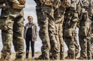 Christine Lambrecht bei einem Truppenbesuch Foto: imago/photothek/Florian Gaertner