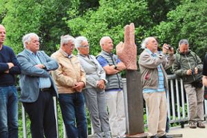 Sieben Skulpturen seiner Reihe Hands Up! zeigt Hans-Jürgen Kleiner am Ufer der Starzel in Hechingen. Am Samstag war große Eröffnung.   Foto: Brenner