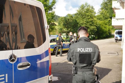 Einsatzkräfte sperren die Zufahrt zu dem Ortsteil Ramsbach von Oppenau ab. Nach der mehrere Tage dauernden Fahndung nach einem in den Wäldern abgetauchten Flüchtigen, der vier Polizisten ihre Dienstwaffen abgenommen hatte, gelang der Polizei die Festnahme. Foto: dpa