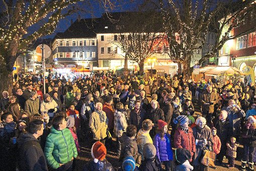 Die Weihnachtsbeleuchtung ist eingeschaltet: Die zahlreichen Besucher auf dem Marktplatz freuen sich über den Lichterglanz.  Fotos: Steinmetz Foto: Schwarzwälder-Bote