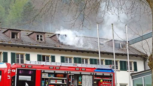 Mehr als 61 Feuerwehrleute waren bei einem Wohnungsbrand in Bad Liebenzell im Einsatz.  Foto: Steffi Stocker