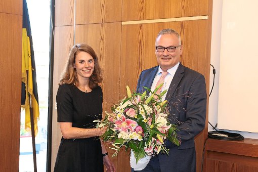 Bürgermeister Michael Rieger verabschiedet Nadja Seibert, die zum 30. September aus der Stabsstelle für Stadtmarketing ausscheidet. Foto: Hübner Foto: Schwarzwälder-Bote