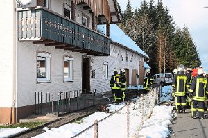 Die Feuerwehr am Wohnhaus im Oberen Tischneckweg in Hardt.   Foto: Ziechaus Foto: Schwarzwälder-Bote