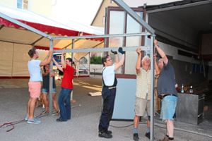 Die Vorbereitungen für das Musikfest in Tuningen laufen auf Hochtouren. Am Mittwoch bauten die Vereinsmitglieder die beiden Festzelte auf.  Foto: Bieberstein Foto: Schwarzwälder-Bote