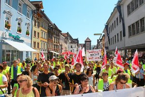 Die Resonanz zeigt unsere Entschlossenheit: Laut Angaben der Gewerkschaft Verdi demosntrierten am Donnerstag mehr als 400 Post-Beschäftigte in Villingen. Foto: Wagener