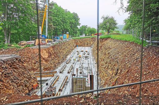 Rund 60 Meter lang und etwa vier Meter tief ist diese Baustelle am Bahntunnel Forst zwischen Ostelsheim und Althengstett. Dort sind inzwischen die Stahlbetonfundamente für das Fledermaus-Ausweichquartier gegossen worden.  Foto: Gorath