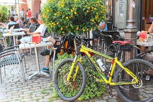 Fahrräder lehnen überall – Stellplätze für die Drahtesel gibt es in der Innenstadt nicht.  Foto: Stangenberg Foto: Schwarzwälder-Bote