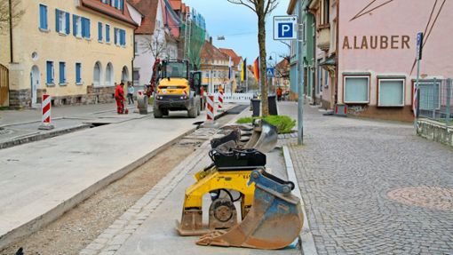 So sieht die Villinger Straße am 27. März aus: Sauber ausgefräst ist der Straßenbelag auf beiden Straßenseiten. Doch auf der einen ist nicht genug Platz für die Leerrohre. Foto: Jens Wursthorn