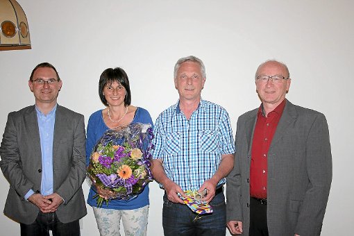 Mit Präsenten und großem Beifall verabschiedet wurden TVB-Schatzmeister Fritz Gaiser (Zweiter von rechts) und seine Ehefrau Inge von den Vorsitzenden Bernd Liepelt (links) und Rolf Günther (rechts).    Foto: Balle Foto: Schwarzwälder-Bote