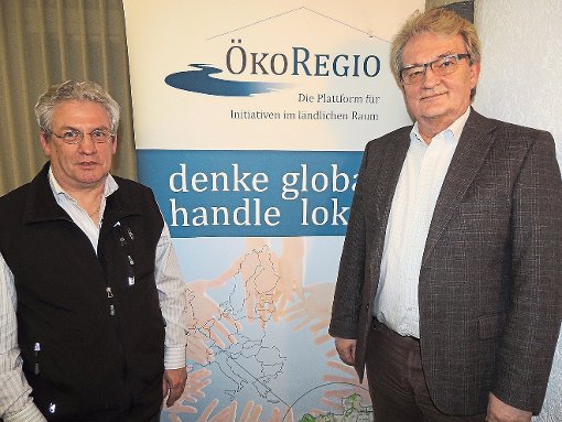 Ralf Stolarski (links) und Heinz Weniger setzen sich an der Vereinsspitze von ÖKOREGIO für eine Weiterentwicklung des ländlichen Raums ein.    Foto: Bombardi Foto: Schwarzwälder-Bote