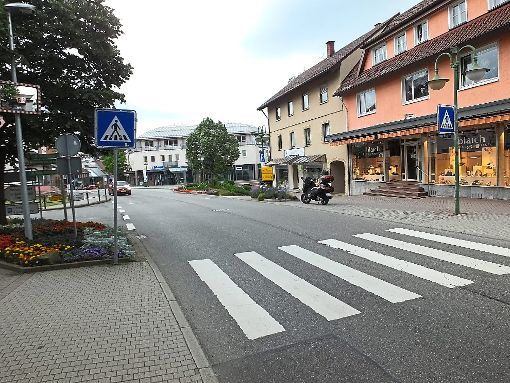 Mit einem Kreisverkehr soll dieser Schömberger Verkehrsknotenpunkt entschärft werden. Foto: Stocker Foto: Schwarzwälder-Bote