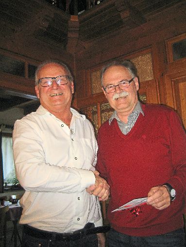 Der  stellvertretende Vereinsvorsitzenden Erwin Ebert (rechts) bedankt sich bei Werner Ginter   für dessen Engagement um die Ausfahrten und die Veranstaltungen des Vereins für Senioren. Foto: Gemeinde Foto: Schwarzwälder-Bote