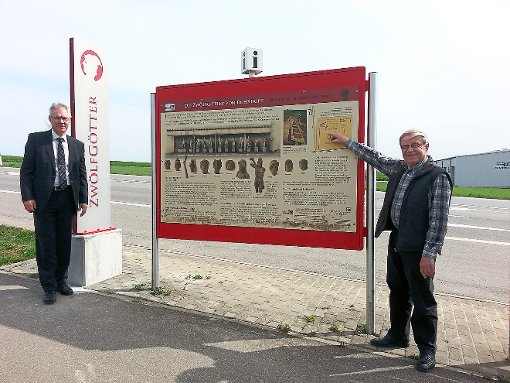 Für Bürgermeister Armin Jöchle (links) und Gemeindehistoriker Willi Schaupp ist das Projekt Zwölfgötter auf dem Hummelberg in Eutingen mit der neuen Stele nun abgeschlossen.  Foto: Feinler Foto: Schwarzwälder-Bote