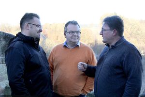 Stefan Walliser, Roland Haag und Günter Eberhardt setzen auf  Information zur geplanten Hängebrücke. Foto: Arvenio Foto: Schwarzwälder-Bote