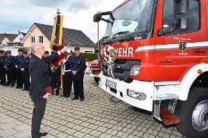 Dekan Alexander Halter segnet das neue Feuerwehrauto. Fotos: Baiker Foto: Schwarzwälder-Bote