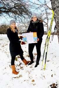 Silke Schwenk (links) und Larissa Schwabenthan   zeigen die Wintersportkarte.  Foto: ZATI Foto: Schwarzwälder-Bote