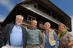Peter Schell (zweiter von links) hier zu sehen neben weiteren Schauspielern von „Die Fallers“. Der 64-Jährige ist am Donnerstag in Baden-Baden gestorben. (Archivbild) Foto: dpa/Patrick Seeger