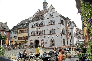 Trügerische Idylle vor dem Rathaus in Staufen: Viele Häuser haben hier seit Erdwärmebohrungen 2007 Risse. Foto: Haid