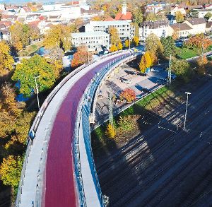 Als rotes Band zeigt sich aktuell die Schellenbergbrücke. Die von Epoxidharz verursachte Signalfarbe kündigt das Ende der Sanierungsmaßnahme an.  Foto: Roger Müller