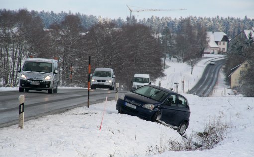 Weggerutscht: Auf der Landstraße zwischen Sulgen und Heiligenbronn hängt ein Fahrzeug an der Böschung.  Foto:  Rath