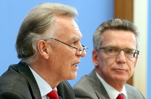 Bundesinnenminister Thomas de Maiziere (CDU, rechts) und BKA-Präsident Jörg Ziercke haben den Bericht über organisierte Kriminalität 2013 vorgestellt.  Foto: dpa