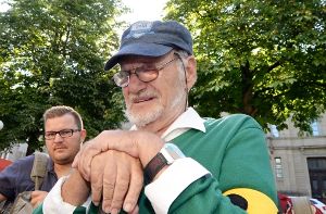 Der erblindete Dietrich Wagner hat am Freitag im Wasserwerfer-Prozess gegen die Polizei ausgesagt. Foto: dpa