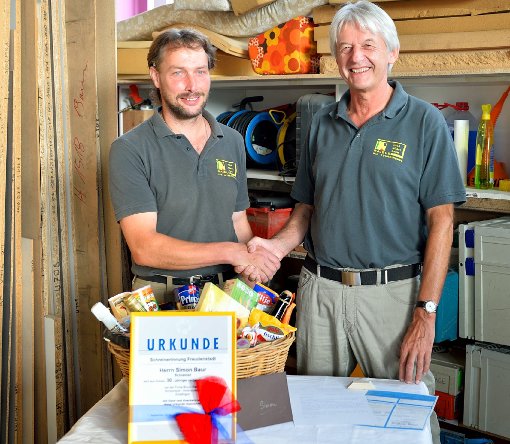 Bruno Raible (rechts) gratuliert Simon Baur zu 30 Jahren Betriebszugehörigkeit. Foto: Morlok Foto: Schwarzwälder-Bote