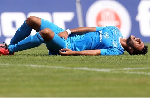 Elia Soriano am Boden. Er fällt bei den Stuttgarter Kickers bis zum Saisonende aus. Foto: Pressefoto Baumann
