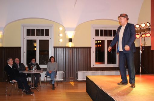In der Atmosphäre eines Wohnzimmers präsentierte der Kabarettist Leibssle sein Programm. Foto: Fahrland