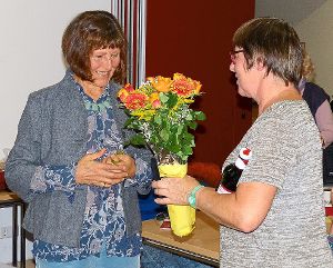 Hannelore Wengert (rechts) bedankt sich mit Blumen bei Dagmar Ehrlinspiel für ihren umfassenden Vortrag über Lebens- und Nahrungsmittel. Foto: Bechtle Foto: Schwarzwälder-Bote