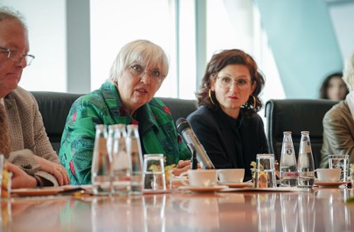 Claudia Roth (links) und Ferda Ataman (rechts) fordern mehr Maßnahmen gegen Belästigung in der Kulturbranche. Foto: dpa/Kay Nietfeld