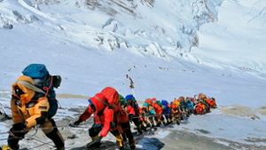 Wer den Mount Everest in Nepal besteigt, ist dort schon lange nicht mehr allein unterwegs. Foto: Rizza Alee/AP/dpa