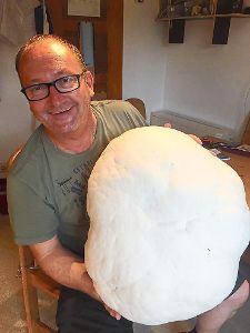154 Zentimeter und fünf Kilo – der Pilz gehört wohl zu den Größten seiner Art.  Foto: Botzenhart
