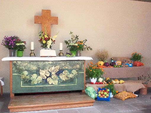 MIt Erntegaben und Blumen reich geschmückt war die Abendmahlskirche beim Erntedankfest der Evangelischen Kirchengemeinde Haigerloch.  Foto: Kommer Foto: Schwarzwälder-Bote
