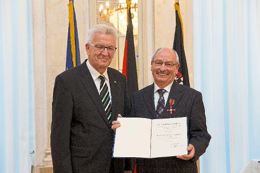 Ministerpräsident Winfried Kretschmann (links) bedankte sich am Tag des Ehrenamts bei Sören Fuß für sein Engagement mit dem  Bundesverdienstkreuz.   Foto: Staatsministerium