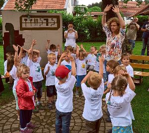 Die Jungen und Mädchen sowie ihre Erzieherinnen gestalten den Gottesdienst mit. Foto: Heidepriem Foto: Schwarzwälder-Bote