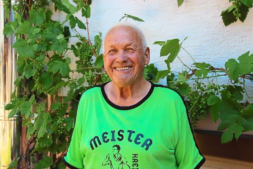 Zwei seiner zahlreichen Hobbys hat Karl Müssigmann vereint: Im Meister-T-Shirt des FC Göttelfingen präsentiert der Jubilar seine Vielfalt im hausnahen Garten.  Foto: Feinler Foto: Schwarzwälder-Bote