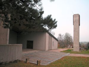 Der Leichenhallenvorplatz auf dem Bösinger Friedhof soll vergrößert werden.  Foto: Pfannes Foto: Schwarzwälder-Bote