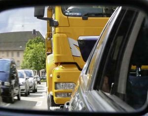 Der dichte Verkehr in Freudenstadt verursacht Lärm. Jetzt wird ein Plan erstellt, wie man ihn eventuell reduzieren kann. Foto: Archiv: Alt
