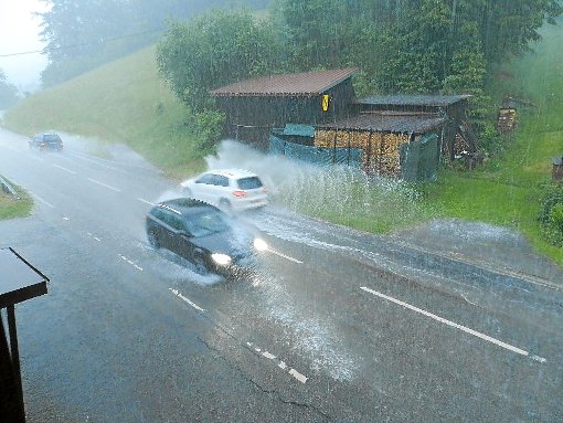 Für die Autofahrer war ein Fortkommen schwierig. Gestern wiederholte sich der wolkenbruchartige Regen.  Foto: Ketterer Foto: Schwarzwälder-Bote