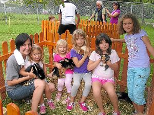 Kaninchen und Meerschweinchen zu streicheln und in den Händen zu halten machte den Kindern viel Spaß.  Fotos: Gaus Foto: Schwarzwälder-Bote