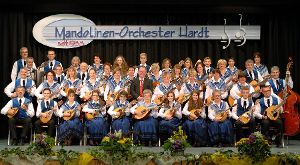 Hartmut Lübben präsentiert sein Mandolinen-Orchester, das am 28. September in Niedereschach zu hören sein wird.  Foto: Bantle Foto: Schwarzwälder-Bote