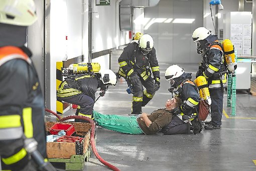 Bei der Arburg-Feuerwehr-Hauptübung mussten die Feuerwehrleute unter Atemschutz nicht nur den Brand bekämpfen, sondern auch einen bewusstlosen Verletzten retten.  Foto: Arburg Foto: Schwarzwälder-Bote