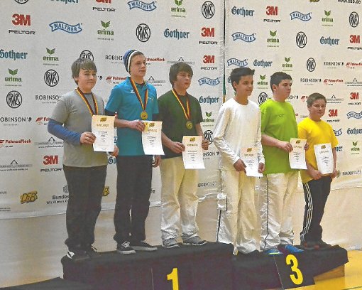 Maxi Laufer (ganz rechts) hat es bei den deutschen Meisterschaften als sechster noch aufs Podium geschafft.  Repro: Preuß Foto: Schwarzwälder-Bote