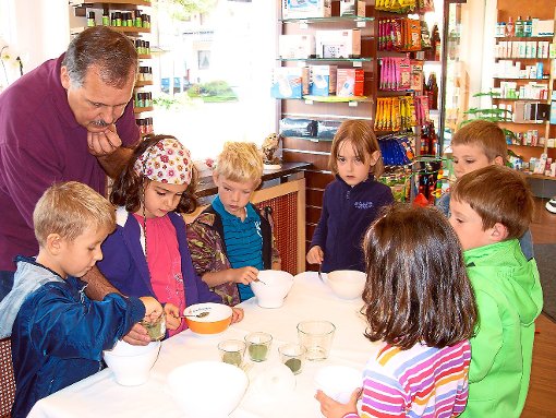 Gemeinsam mit Apotheker Thomas Gross machten sich die Kinder ans Werk.  Foto: Kindergarten Foto: Schwarzwälder-Bote