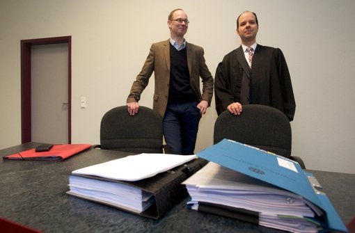 Der Verwaltungsleiter der Stiftung Bauhaus Dessau, Florian Bolenius (links), mit seinem Anwalt Foto: dpa-Zentralbild