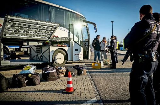 Auf der Suche nach Straftätern: Großkontrolle von Fernbusreisenden am Flughafen Foto: Lichtgut/Achim Zweygarth