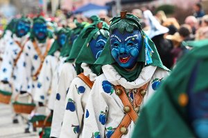Mit ihren blauen Masken und ihrem Häs geben die Erzinger Pflommasäck bei Umzügen ein schönes Bild ab. Im kommenden Jahr werden sie bei närrischen Veranstaltungen aber nicht zu sehen sein.   Foto:  Maier